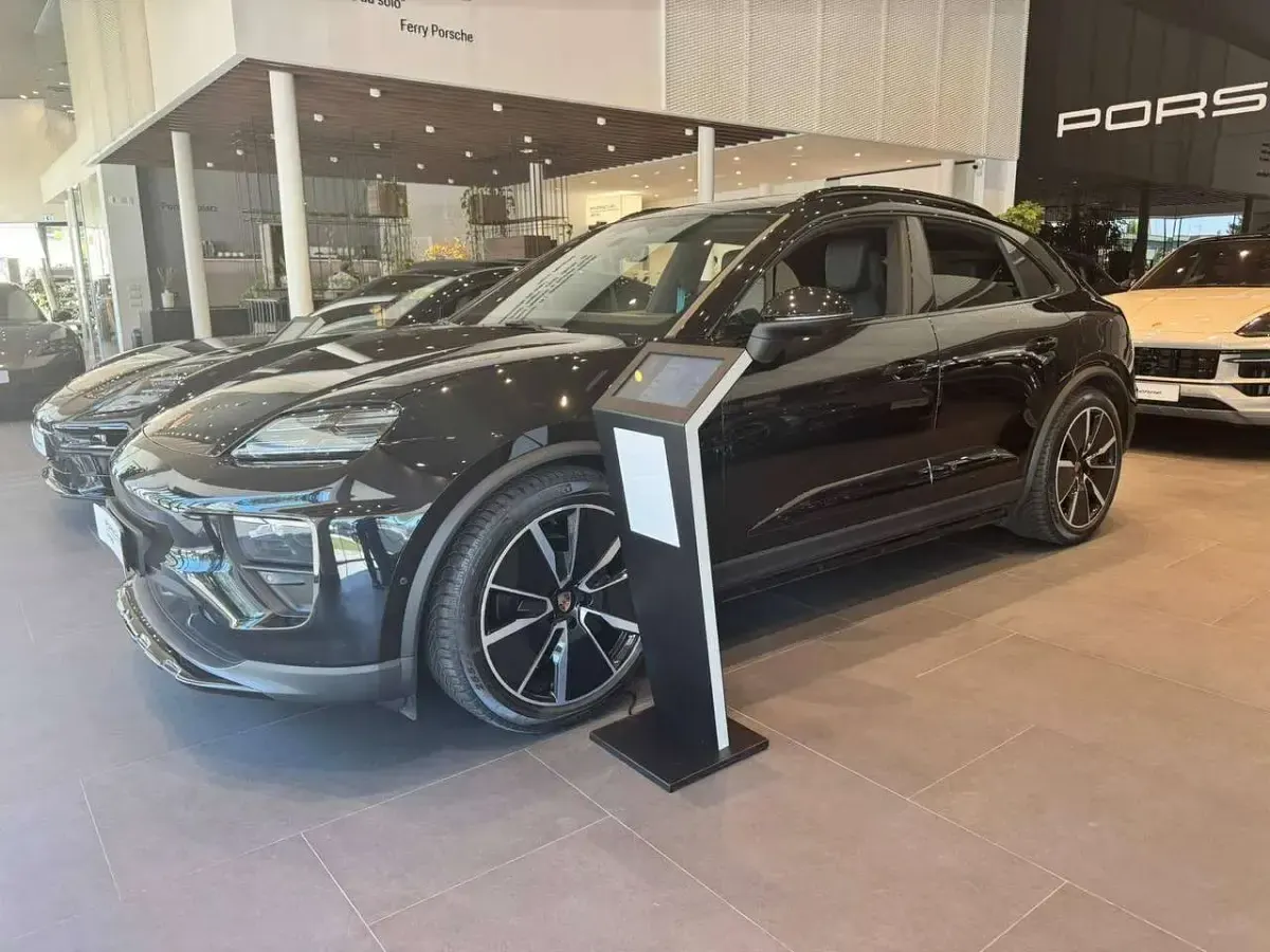 Usata Porsche Macan 144 kW (197 CV) 2024 Nero jet metallizzato SUV