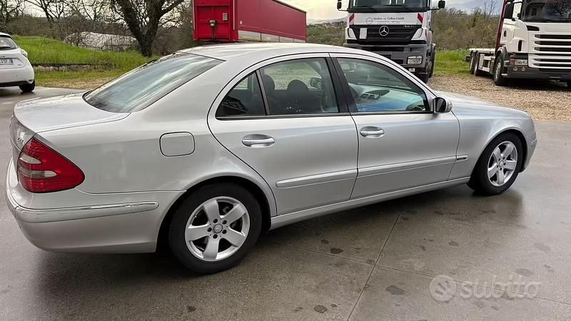 Usata Mercedes E220 150 CV (110 kW) 2004 Grigio Berlina