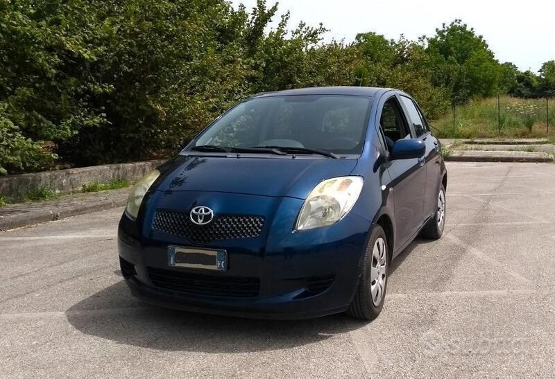 Blu Usata 2006 Toyota Yaris Due volumi | 2000 € (Buon prezzo) - Immagine 1/4