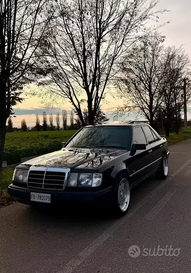 Usata Mercedes E200 122 CV (89 kW) 1990 Nero Berlina