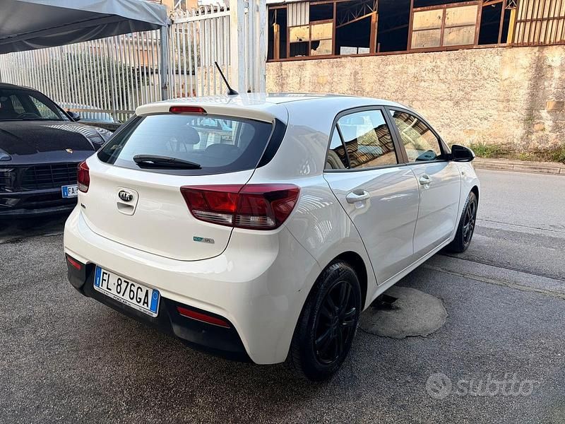 Usata Kia Rio 84 CV (61 kW) 2017 Bianco Berlina