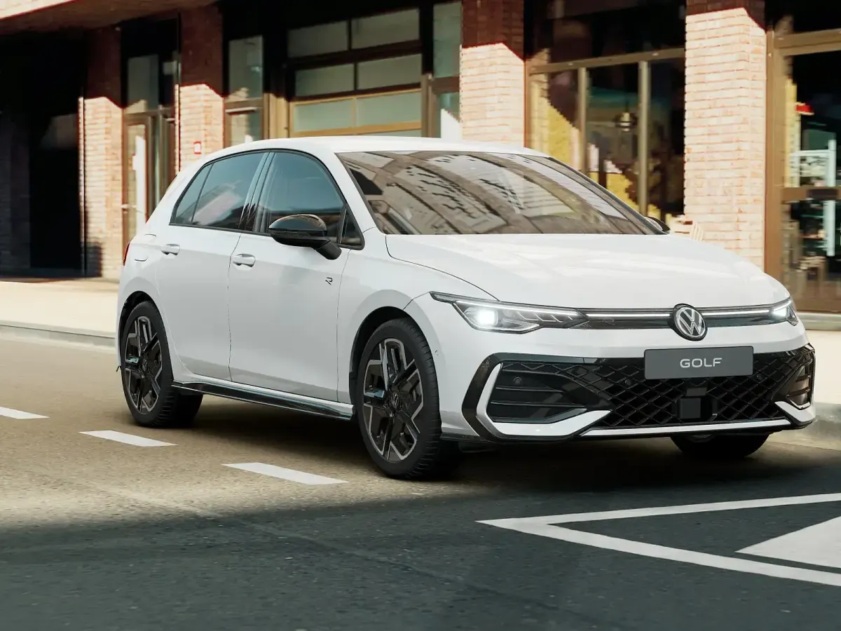 Nuova VW Golf VIII R-line Plus 150 CV (110 kW) 2026 Dolphin grey metallizzato Berlina