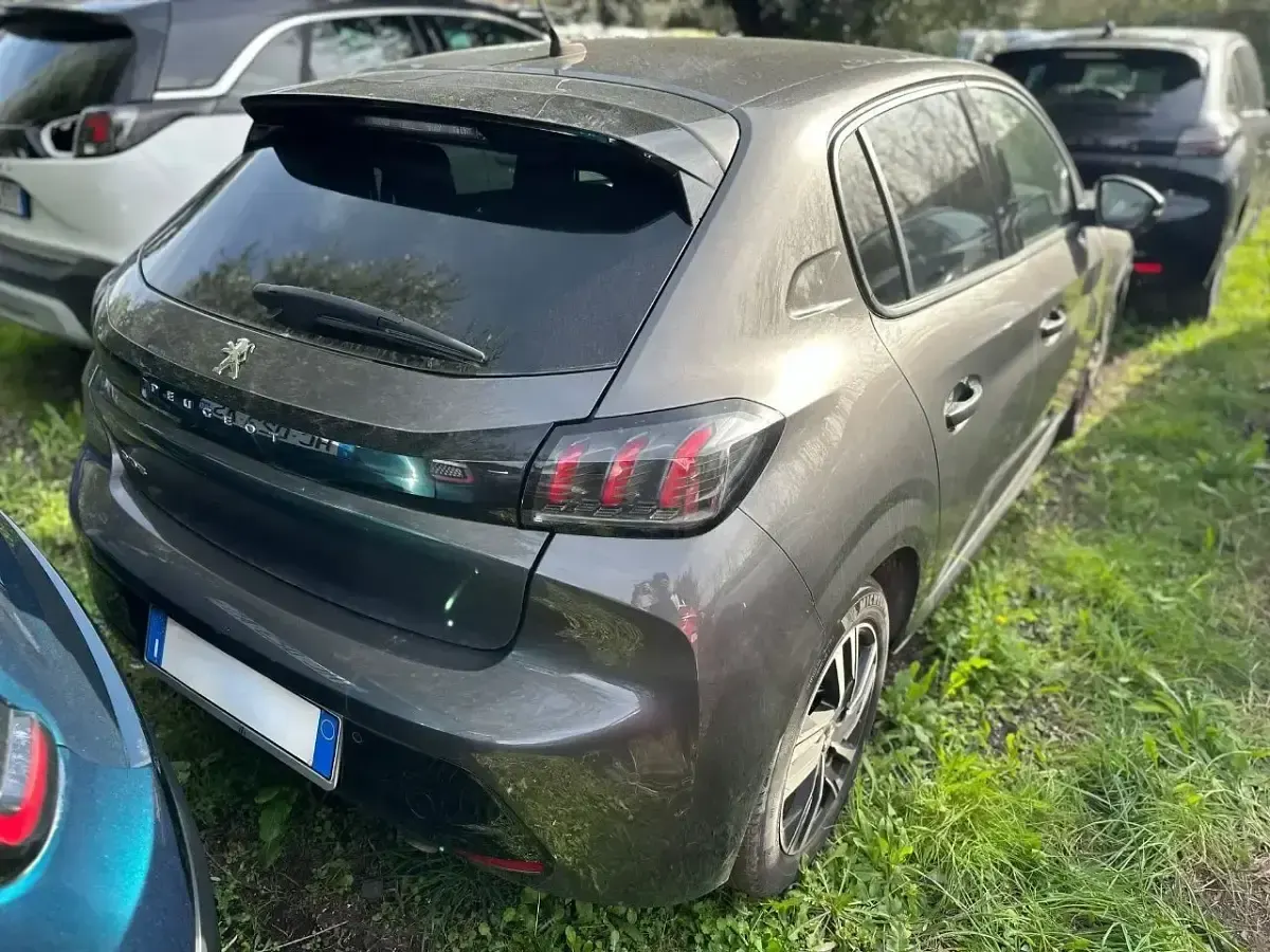Usata Peugeot 208 Allure 101 CV (74 kW) 2023 Grigio platino Utilitaria