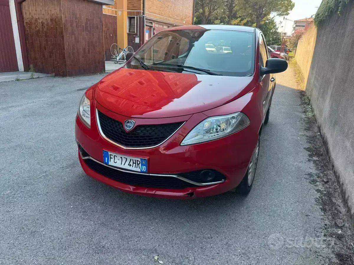 Usata Lancia Ypsilon 69 CV (50 kW) 2016 Rosso Utilitaria