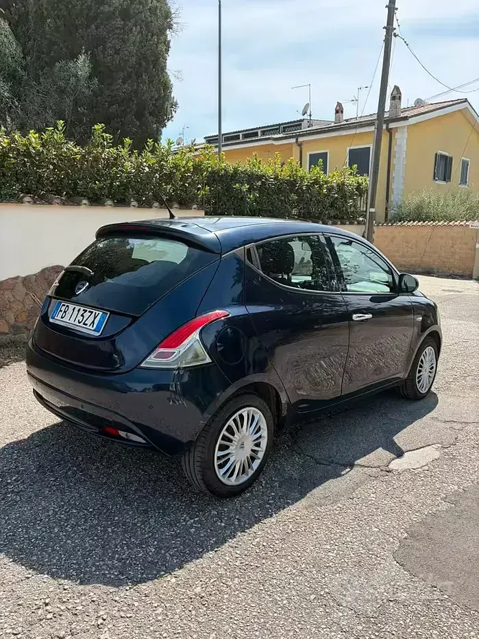 Usata Lancia Ypsilon Gold 95 CV (69 kW) 2015 Bluazzurro Utilitaria