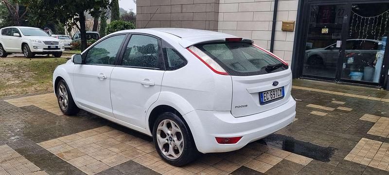 Usata Ford Focus Titanium 109 CV (80 kW) 2010 Bianco Berlina