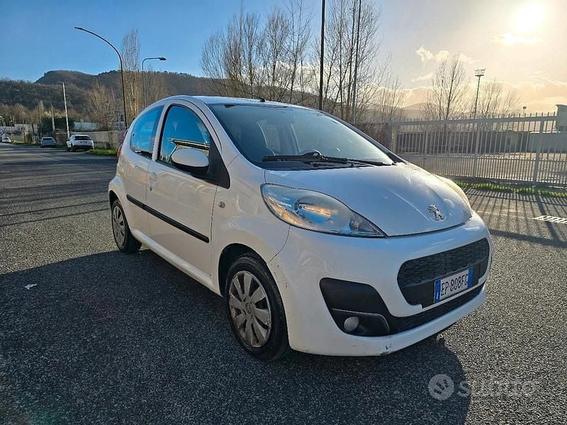 Usata Peugeot 107 68 CV (50 kW) 2013 Bianco Utilitaria
