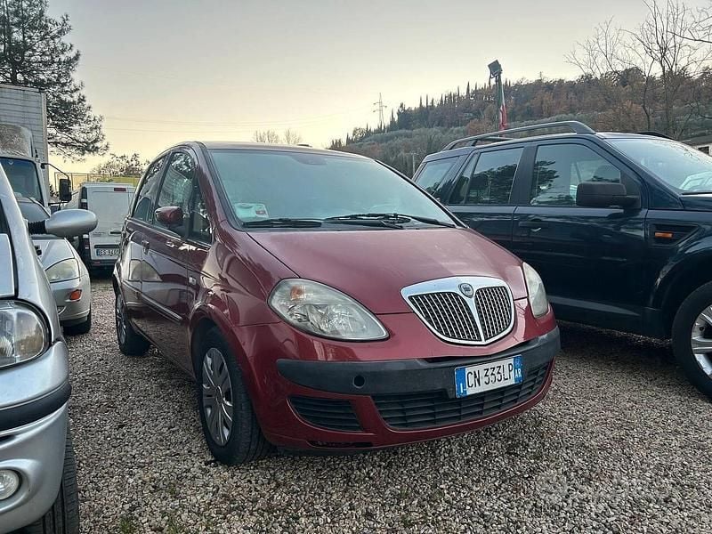 Rosso Usata 2004 Lancia Musa Monovolume | 2990 € (Buon prezzo) - Immagine 1/4