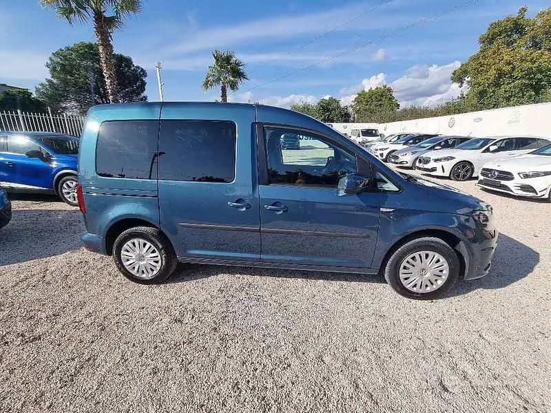 Usata VW Caddy Trendline 102 CV (75 kW) 2017 Blu Monovolume