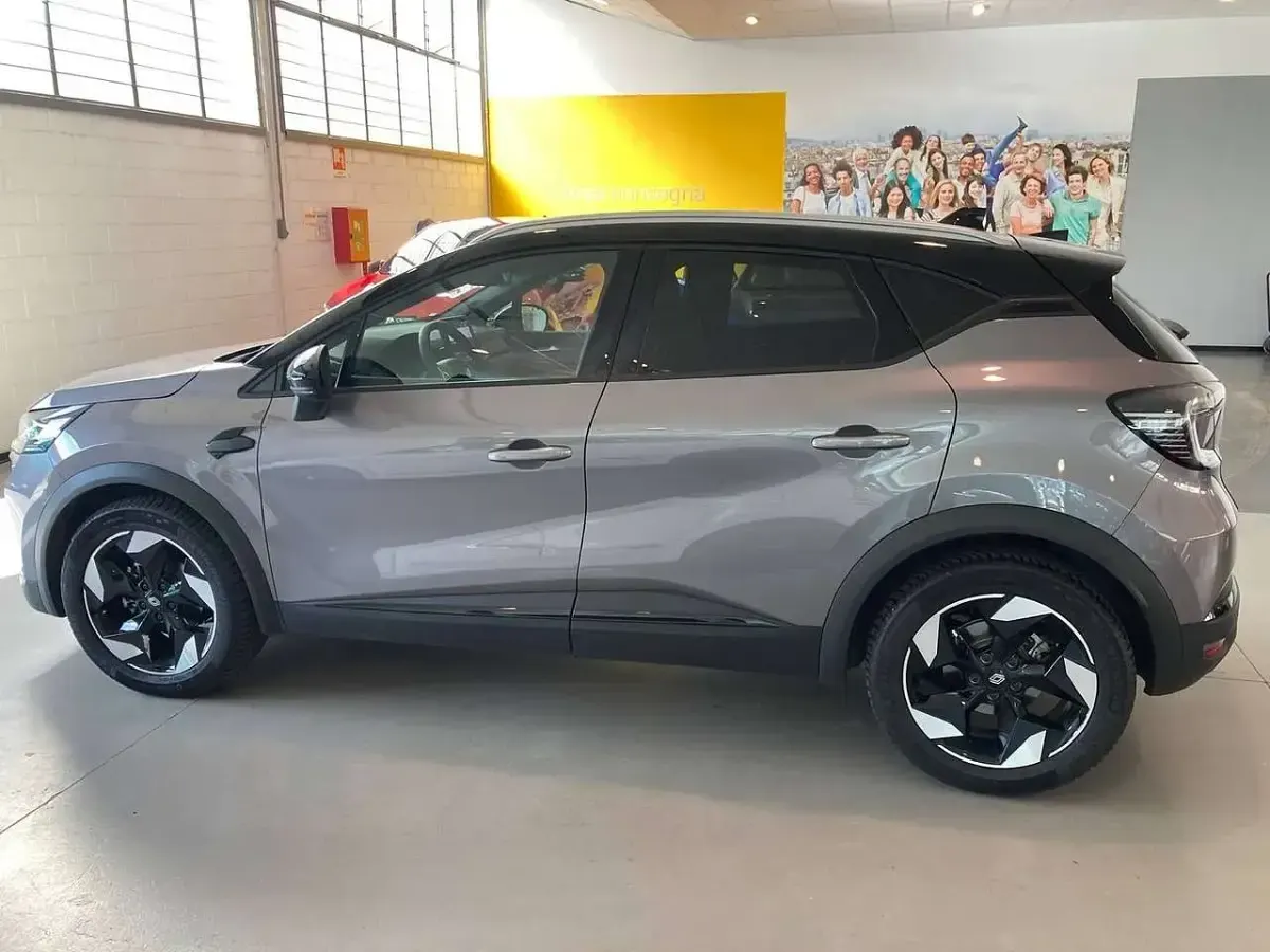 Usata Renault Captur Techno 101 CV (74 kW) 2024 Grigio scuro  tetto nero SUV