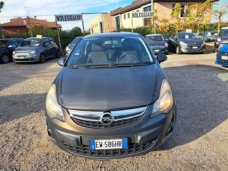 Usata Opel Corsa Edition 75 CV (55 kW) 2014 Grigio Berlina