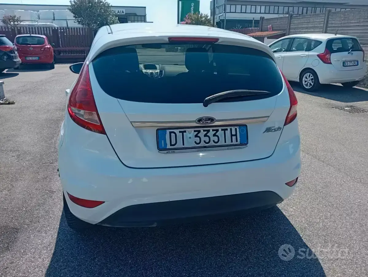 Usata Ford Fiesta 60 CV (44 kW) 2009 Bianco Berlina