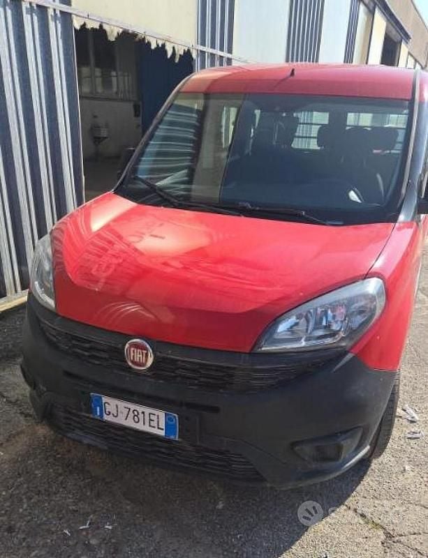 Usata Fiat Doblò Easy 90 CV (66 kW) 2022 Rosso Monovolume