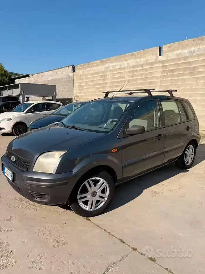Usata Ford Fusion 101 CV (74 kW) 2002 Grigio Utilitaria