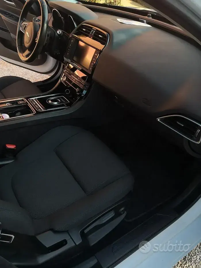 Usata Jaguar XE 179 CV (131 kW) 2017 Berlina