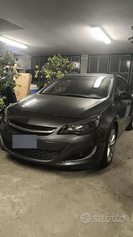 Usata Opel Astra Sport 140 CV (102 kW) 2013 Grigio Station wagon