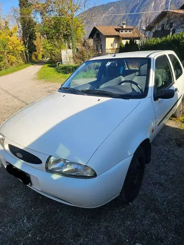 Usata Ford Fiesta 60 CV (44 kW) 1999 Bianco Utilitaria