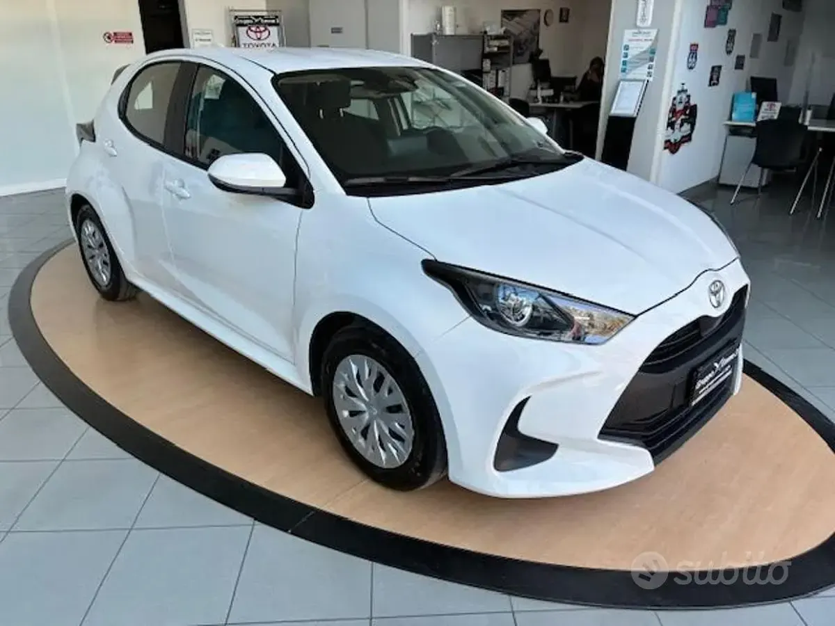 Usata Toyota Yaris Hybrid Active 92 CV (67 kW) 2025 Bianco Berlina