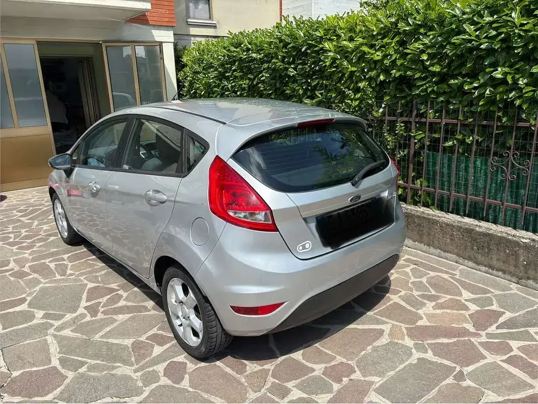 Usata Ford Fiesta Titanium 60 CV (44 kW) 2011 Grigio Berlina