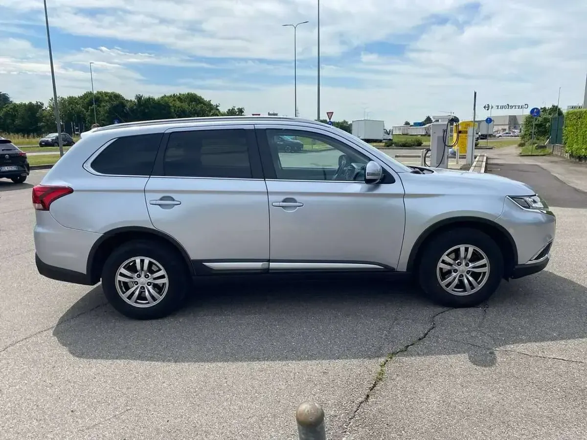 Usata Mitsubishi Outlander Intense 150 CV (110 kW) 2017 Argento SUV