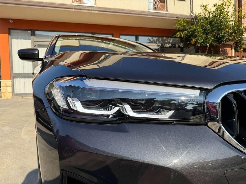 Grigio Usata 2021 BMW 518 Luxury Line Berlina | 30.700 € (Buon prezzo) - Immagine 1/4