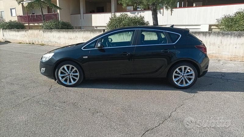 Usata Opel Astra GTC Cosmo 130 CV (95 kW) 2012 Grigio Berlina