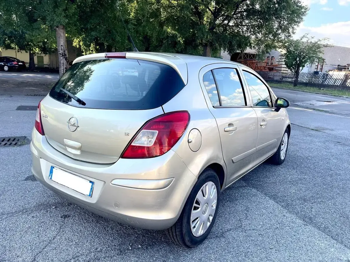 Usata Opel Corsa Cosmo 80 CV (58 kW) 2008 Oro Utilitaria