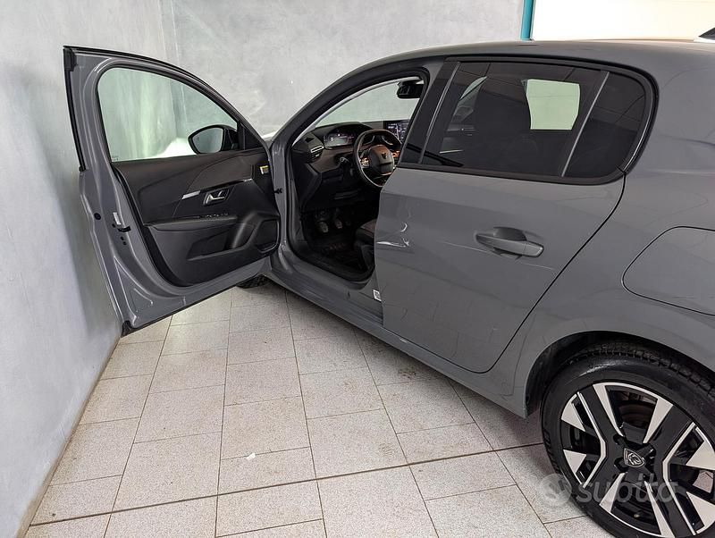 Usata Peugeot 208 Allure 101 CV (74 kW) 2024 Grigio Utilitaria
