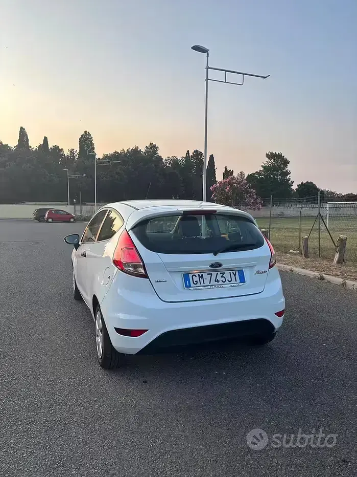 Usata Ford Fiesta 75 CV (55 kW) 2017 Bianco Utilitaria