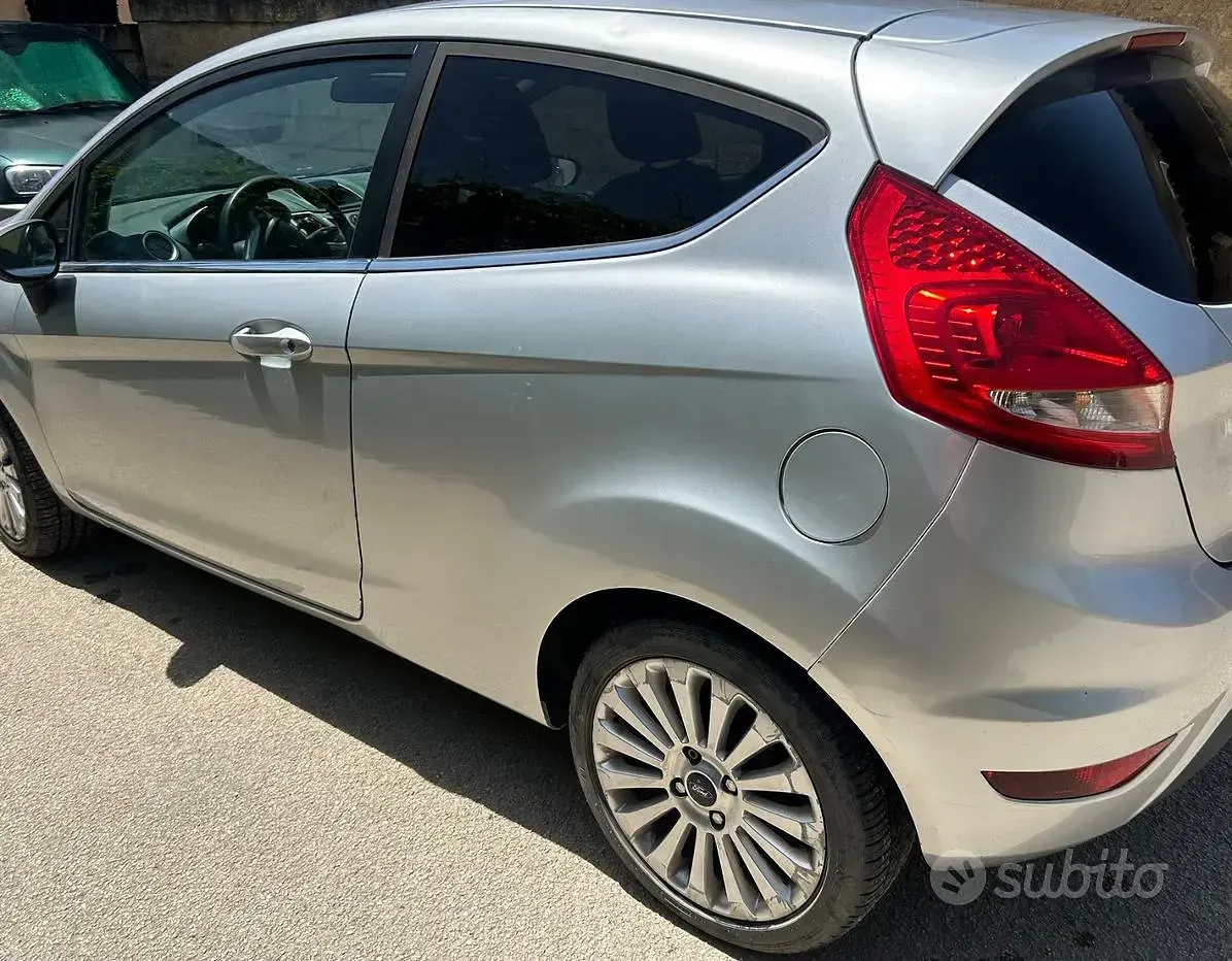 Usata Ford Fiesta Titanium 82 CV (60 kW) 2009 Grigio Utilitaria