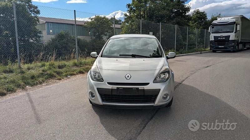 Argento Usata 2007 Renault Clio II Tre volumi | 1999 € (Ottimo prezzo) - Immagine 1/4