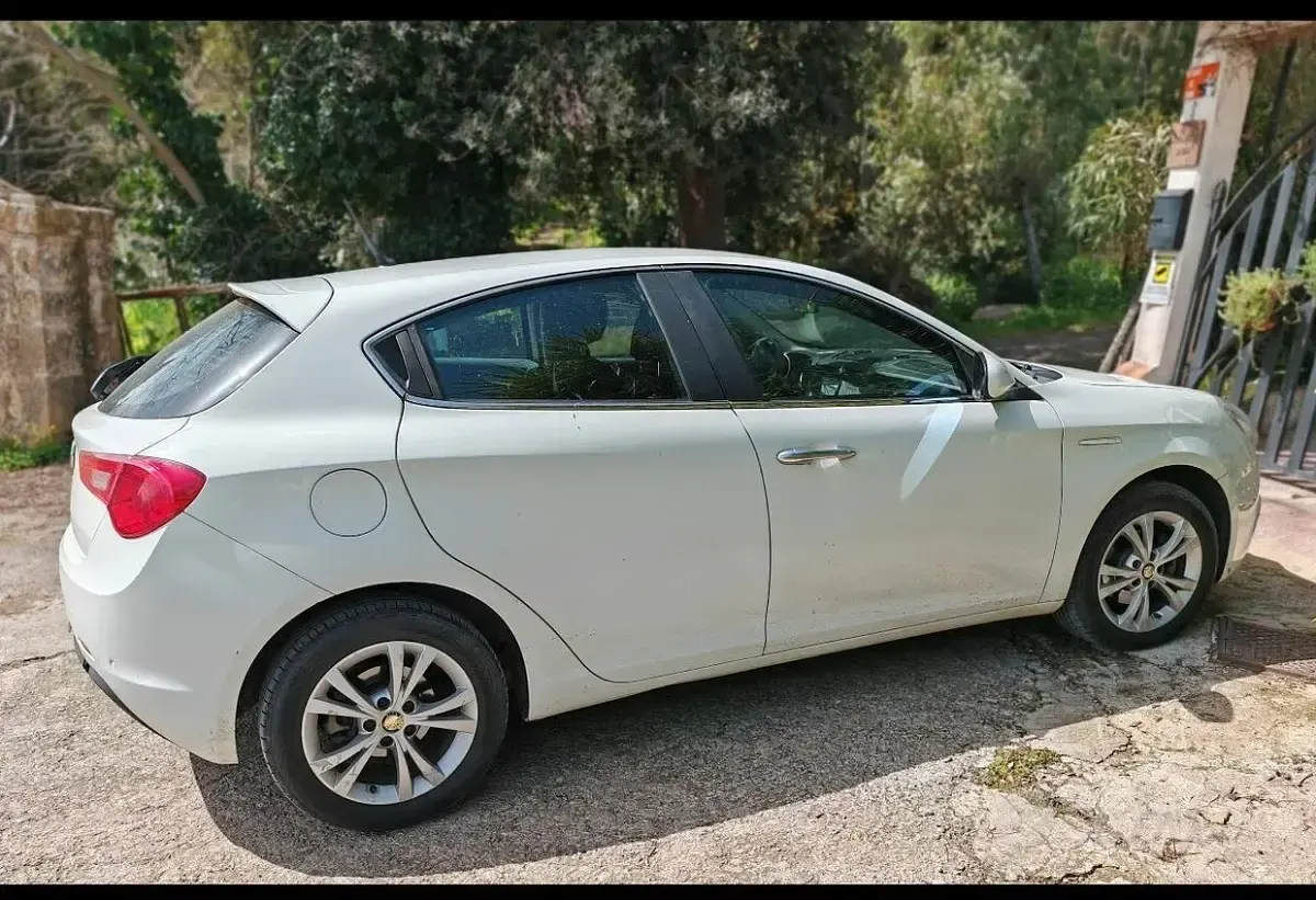 Usata Alfa Romeo Giulietta Distinctive 109 CV (80 kW) 2011 Bianco Utilitaria
