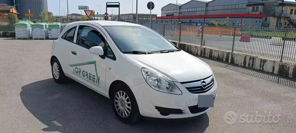 Usata Opel Corsavan 75 CV (55 kW) 2010 Bianco Utilitaria
