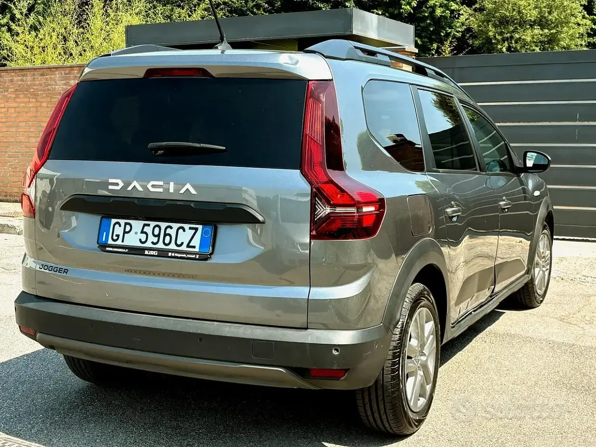 Usata Dacia Jogger 101 CV (74 kW) 2023 Grigio Monovolume