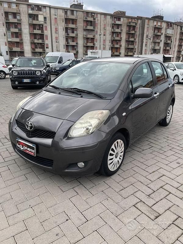 Usata Toyota Yaris Sol 69 CV (50 kW) 2011 Grigio Utilitaria