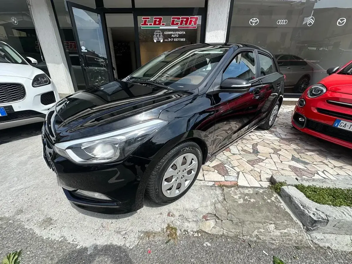 Usata Hyundai i20 Comfort 75 CV (55 kW) 2015 Nero Berlina