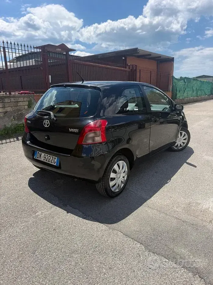 Usata Toyota Yaris 90 CV (66 kW) 2007 Nero Utilitaria