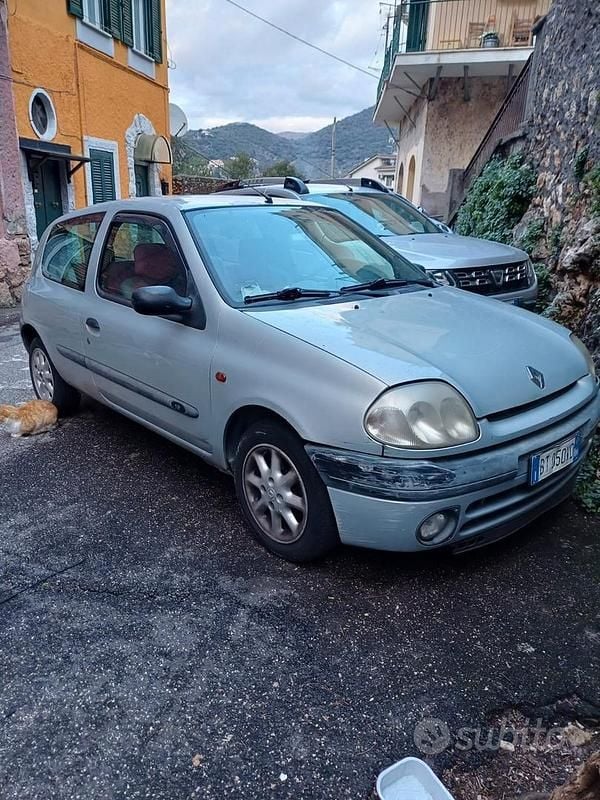 Usata Renault Clio II 58 CV (42 kW) 2001 Grigio Berlina