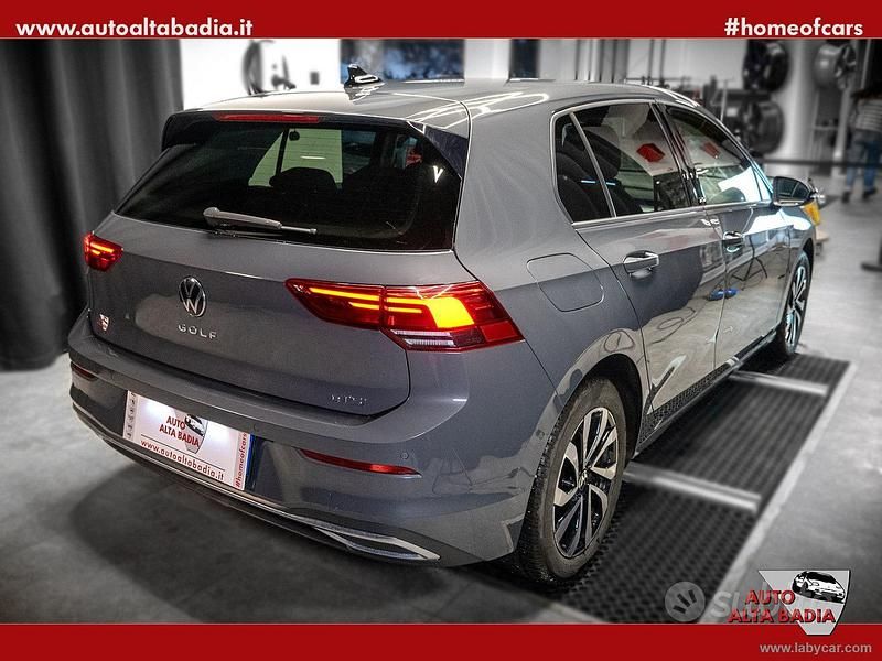 Usata VW Golf VIII Active 150 CV (110 kW) 2021 Grigio delfino Berlina