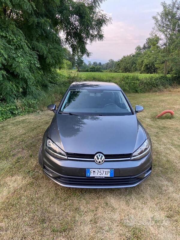 Grigio Usata 2017 VW Golf VII Tre volumi | 13.400 € (Cara) - Immagine 1/4