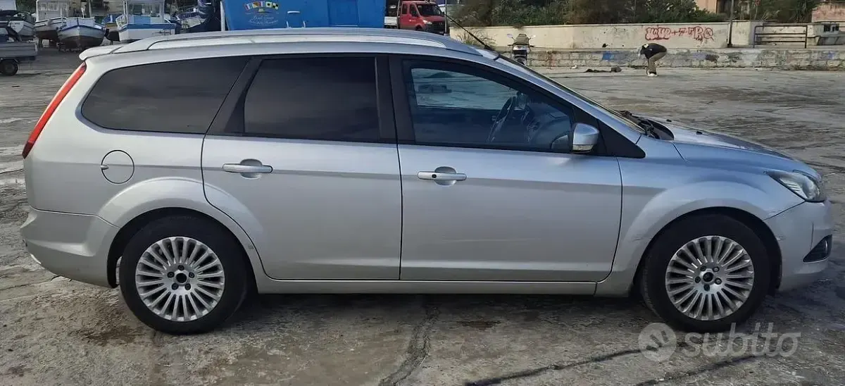 Usata Ford Focus Titanium 100 CV (73 kW) 2010 Grigio Station wagon