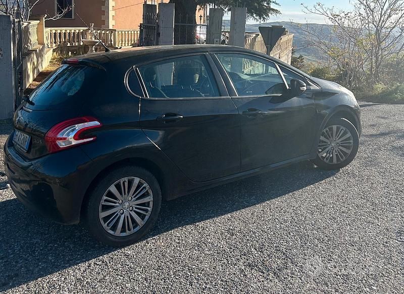 Usata Peugeot 208 82 CV (60 kW) 2012 Nero Utilitaria