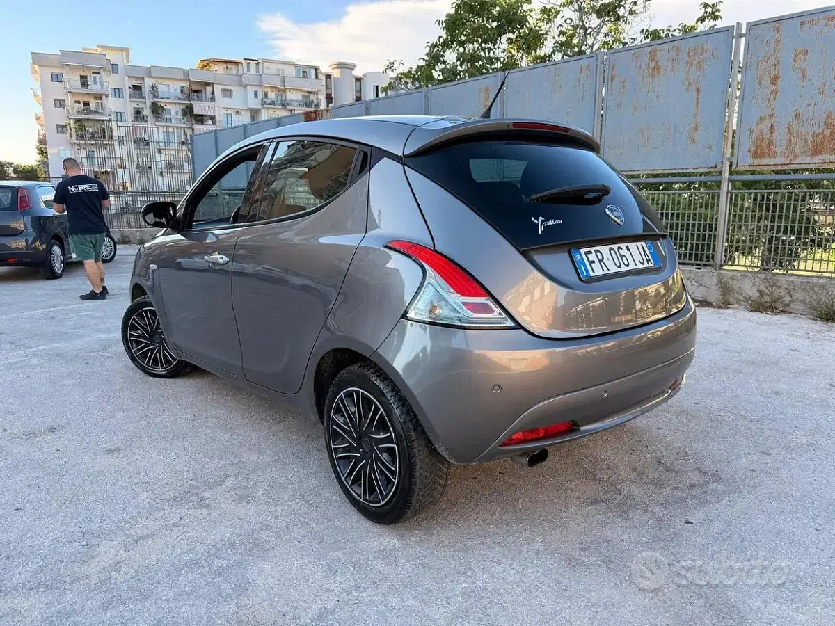 Usata Lancia Ypsilon 95 CV (69 kW) 2018 Grigio Utilitaria