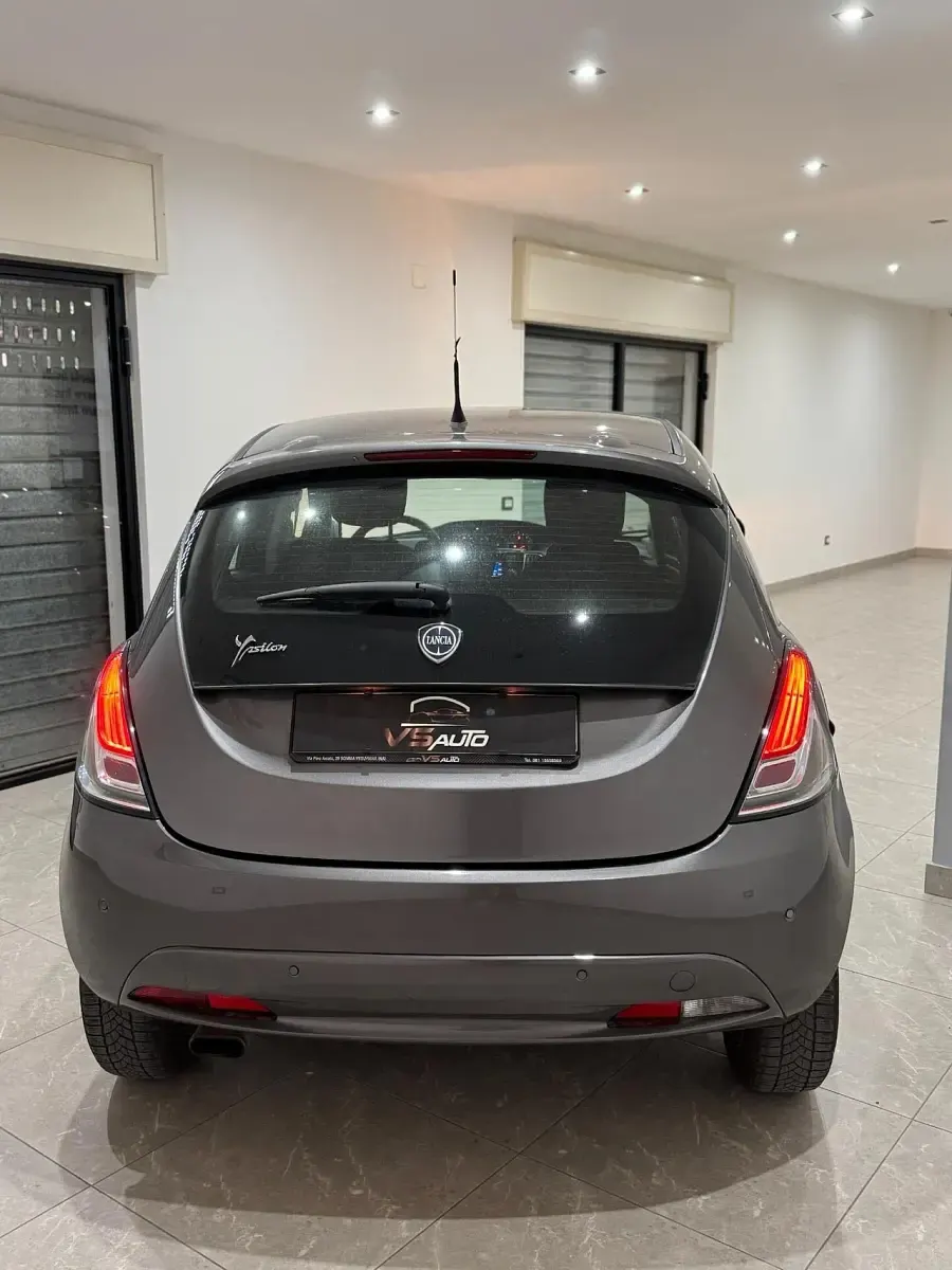 Usata Lancia Ypsilon 69 CV (50 kW) 2015 Grigio Utilitaria