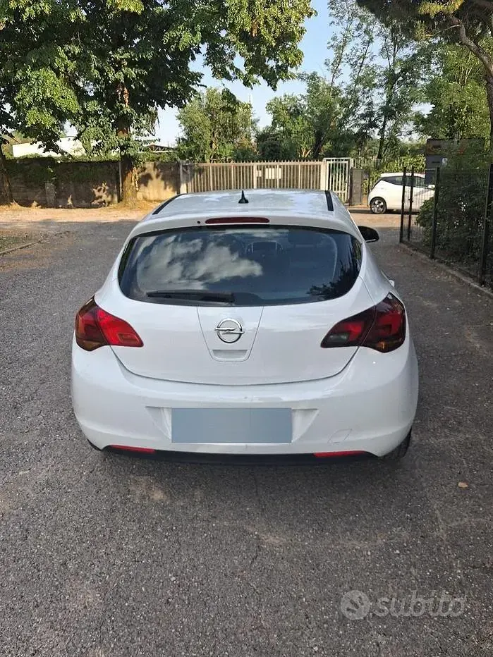 Usata Opel Astra 95 CV (69 kW) 2010 Bianco Berlina