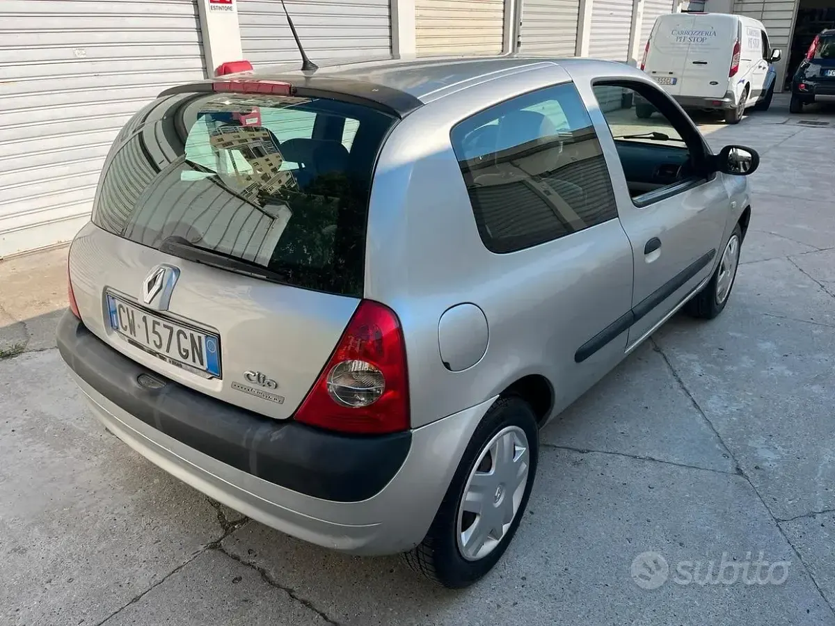 Usata Renault Clio II Luxe 75 CV (55 kW) 2005 Grigio Berlina