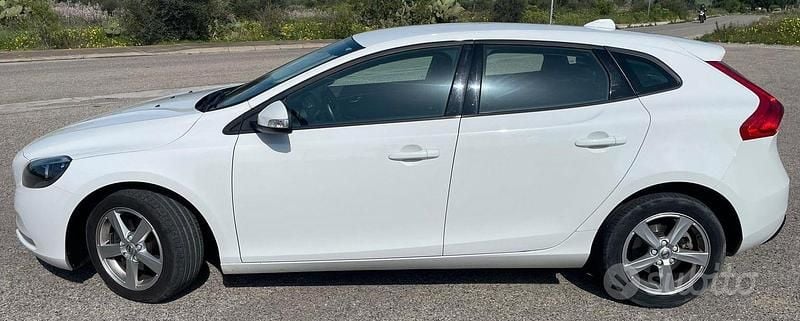 Usata Volvo V40 120 CV (88 kW) 2017 Bianco Berlina
