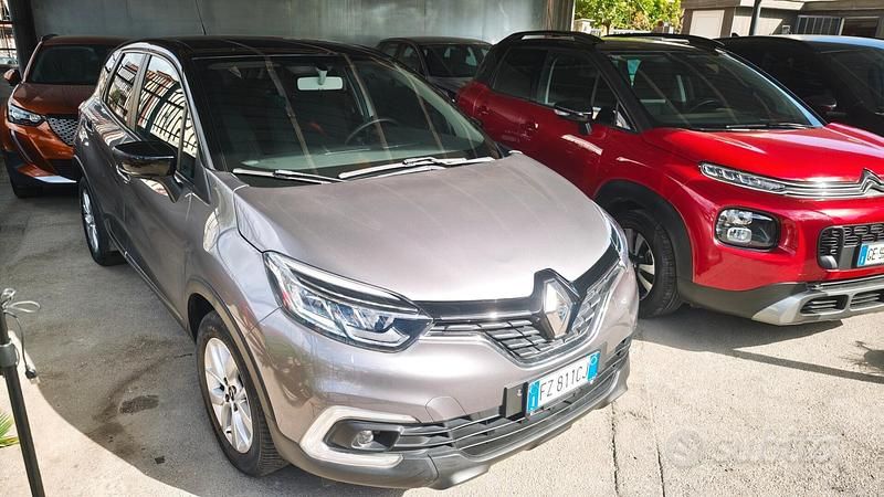 Grigio Usata 2020 Renault Captur SUV | 10.499 € (Buon prezzo) - Immagine 1/4