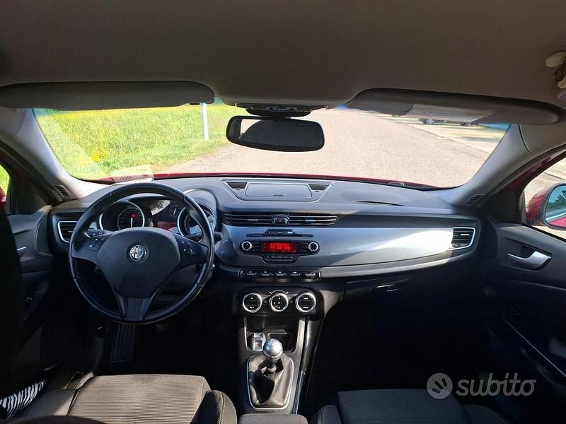 Usata Alfa Romeo Giulietta Distinctive 120 CV (88 kW) 2011 Rosso Utilitaria