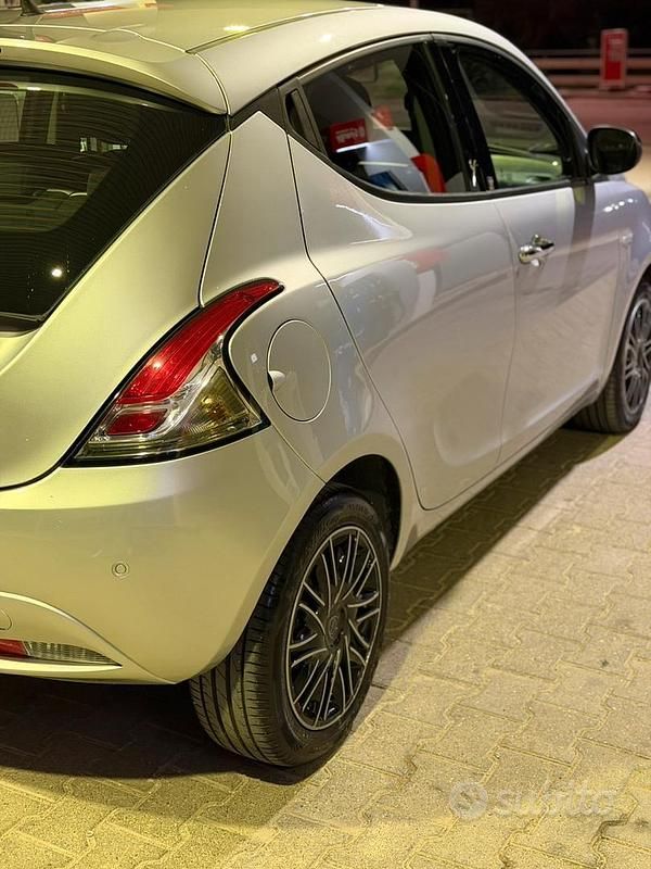 Usata Lancia Ypsilon 95 CV (69 kW) 2017 Grigio Utilitaria